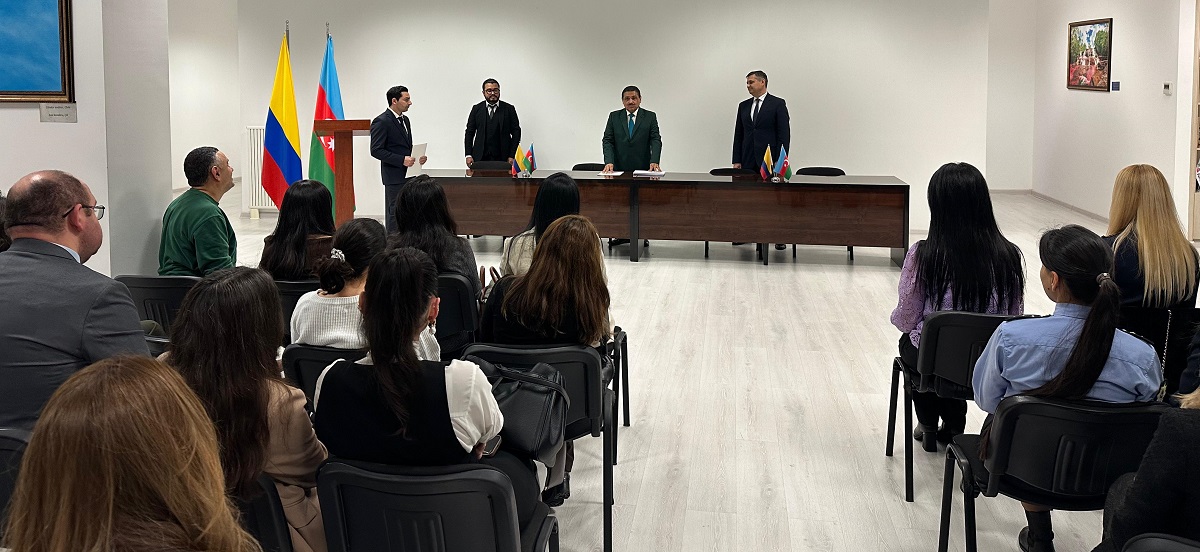 El 10 de diciembre, la Embajada de Colombia en Azerbaiyán celebró la ceremonia de clausura de la XIII edición de la “Iniciativa de difusión de la cultura colombiana a través de la enseñanza del español” dirigido a diplomáticos y funcionarios públicos azerbaiyanos, iniciativa que forma parte del fortalecimiento de la cooperación cultural y educativa entre ambos países. El evento contó con la participación del Embajador de Colombia en Azerbaiyán, Luis Fernando Cuartas Ayala, quien expresó su satisfacción por el éxito del programa y felicitó a los participantes por su compromiso y dedicación. En su intervención, el Embajador destacó que aprender español no solo amplía las oportunidades profesionales, sino que también representa una valiosa herramienta de diálogo y entendimiento intercultural. Por su parte, el representante del Ministerio de Relaciones Exteriores de Azerbaiyán, el Sr. Atesh Girkhiyev, agradeció el esfuerzo de la Embajada de Colombia y subrayó la importancia de este tipo de iniciativas para promover el entendimiento mutuo y fomentar nuevas vías de cooperación bilateral. Asimismo, resaltó el creciente interés de los funcionarios azerbaiyanos por el idioma español y la cultura latinoamericana. El profesor del curso, César Andrés Acosta Narváez, también dirigió unas palabras a los asistentes, en las que expresó su profundo orgullo por haber acompañado a los estudiantes en este proceso de aprendizaje. Durante la ceremonia, se hizo entrega oficial de diplomas a los participantes que culminaron exitosamente el curso, en reconocimiento a su esfuerzo y constancia. Los asistentes compartieron también unas palabras sobre su experiencia de aprendizaje, reafirmando el valor del idioma como puente entre culturas. Este programa, que ha contado con el apoyo constante del Ministerio de Relaciones Exteriores de Azerbaiyán, se consolida como un ejemplo exitoso de intercambio educativo y diplomacia cultural. La Embajada de Colombia reiteró su compromiso de seguir impulsando espacios que fortalezcan los lazos entre Colombia y Azerbaiyán.
