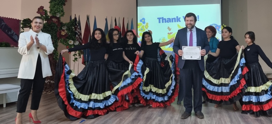 Cónsul de Colombia en Azerbaiyán realiza presentación en el Colegio Oxbridge sobre personajes colombianos célebres